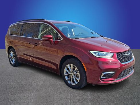 Used 2022 Chrysler Pacifica Touring-L w/ Uconnect Theater Family Group AWD/4WD image 3