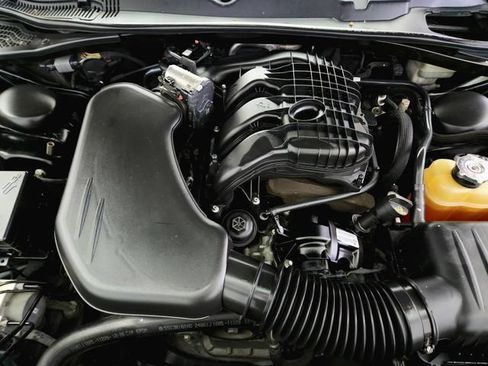 Used 2015 Dodge Challenger SXT RWD image 27