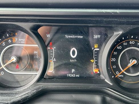 Used 2024 Jeep Gladiator Mojave w/ Technology Group image 15