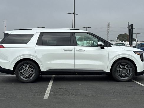 New 2026 Kia Carnival EX image 3