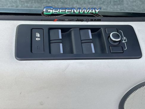 Used 2018 Land Rover Discovery HSE AWD/4WD image 18