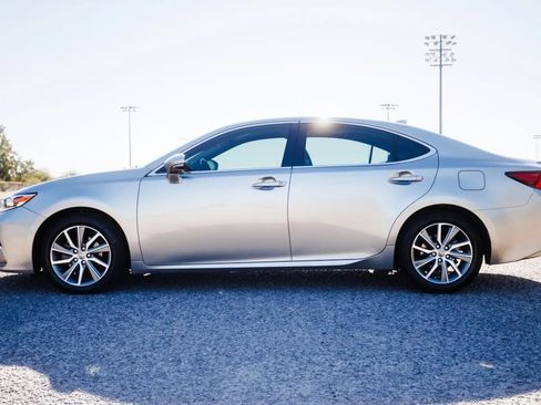 Used 2017 Lexus ES 300h w/ Luxury Package image 9