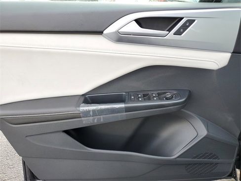 New 2026 Volkswagen Taos SE image 18