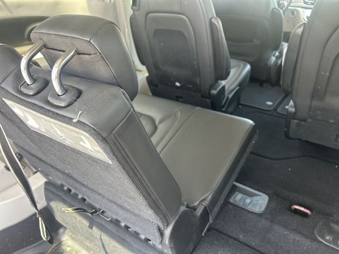 Used 2017 Chrysler Pacifica Touring-L FWD image 42