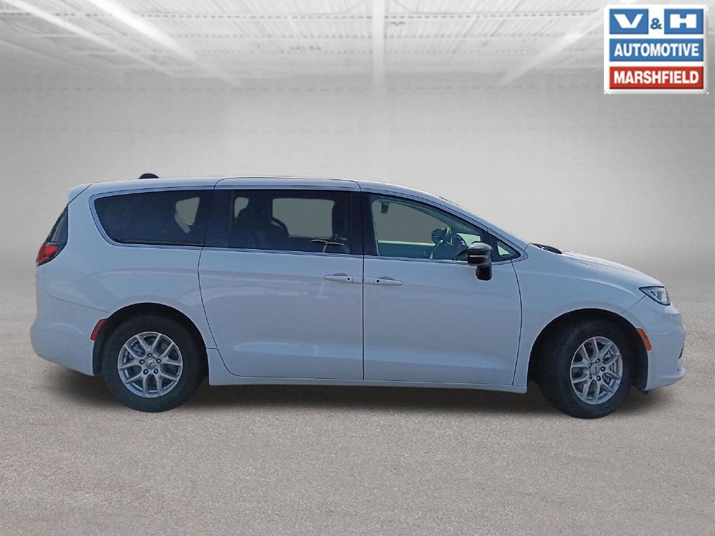 Used 2024 Chrysler Pacifica Touring-L FWD image 6