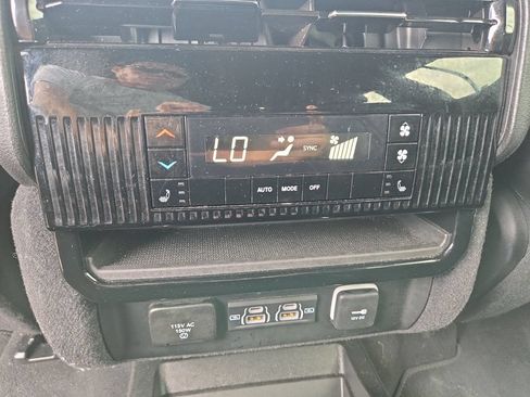 Used 2024 Jeep Wagoneer Series II AWD/4WD image 39