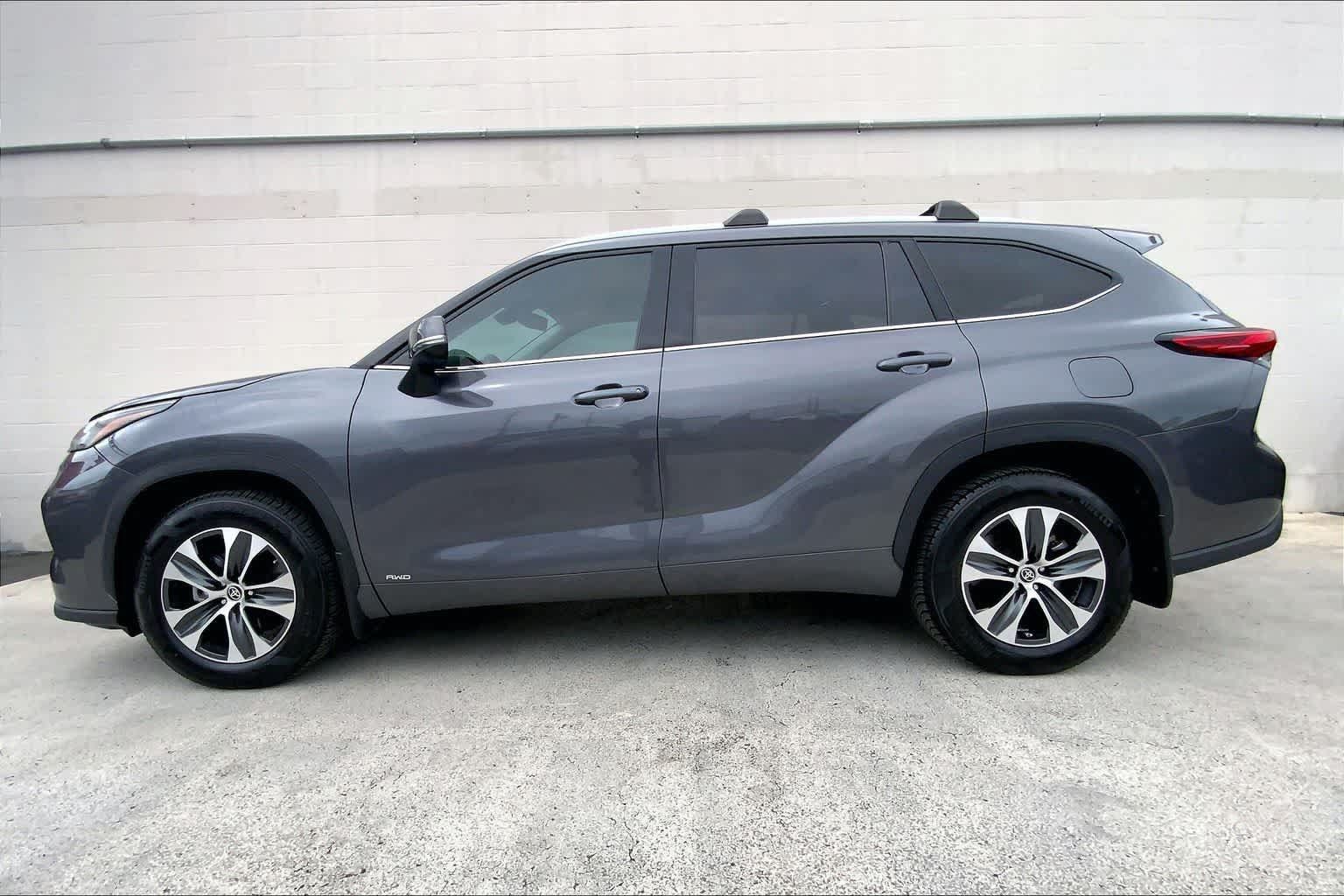 Used 2022 Toyota Highlander XLE AWD/4WD image 3