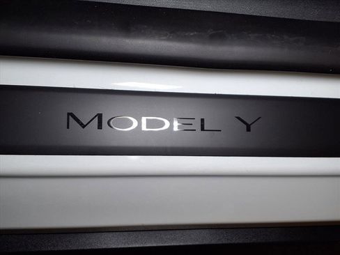 Used 2023 Tesla Model Y Performance image 29
