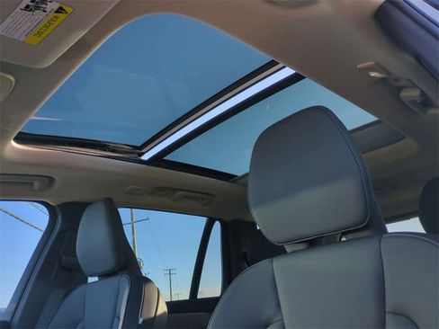 New 2025 Volvo XC90 B5 Core w/ Protection Package Premier image 11