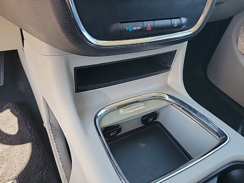 Used 2016 Dodge Grand Caravan SXT image 28