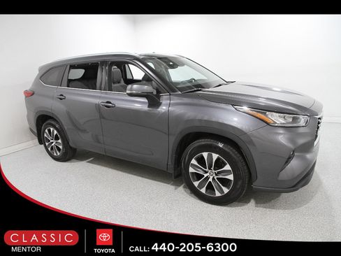 Used 2020 Toyota Highlander XLE AWD/4WD image 1
