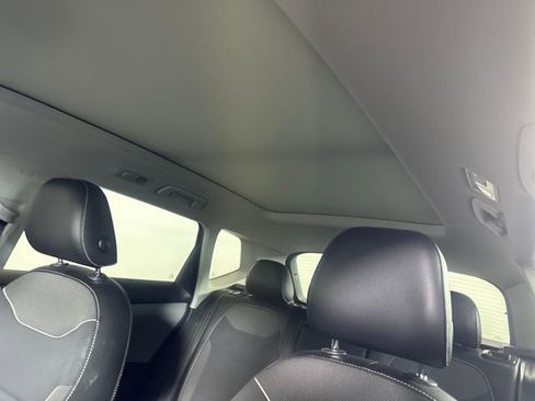 Used 2023 Volkswagen Taos SE w/ Panoramic Sunroof Package image 12