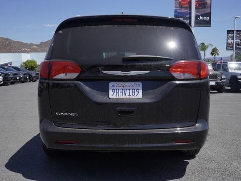 Used 2023 Chrysler Voyager LX image 5