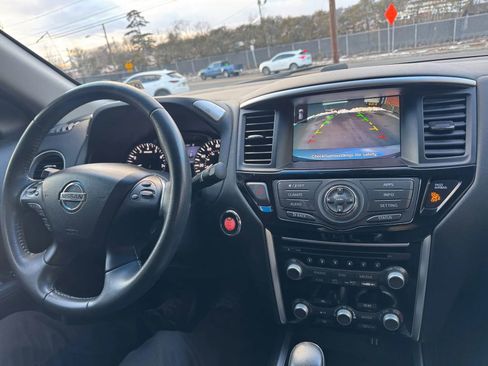 Used 2017 Nissan Pathfinder SV image 18
