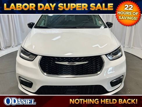 Used 2024 Chrysler Pacifica Touring-L FWD image 25