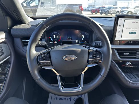 Certified 2025 Ford Explorer Platinum w/ LUX Leather Package image 9