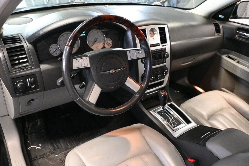 Used 2006 Chrysler 300 C w/ Protection Group II RWD image 9