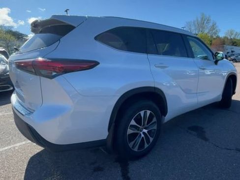 Used 2023 Toyota Highlander XLE AWD/4WD image 2