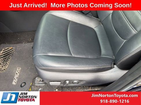 Used 2021 Toyota RAV4 XLE Premium image 10