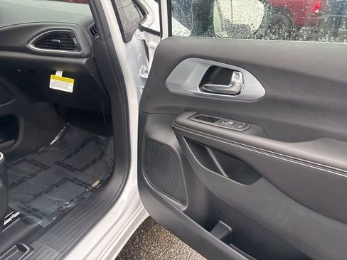 New 2026 Chrysler Pacifica Limited AWD/4WD image 10