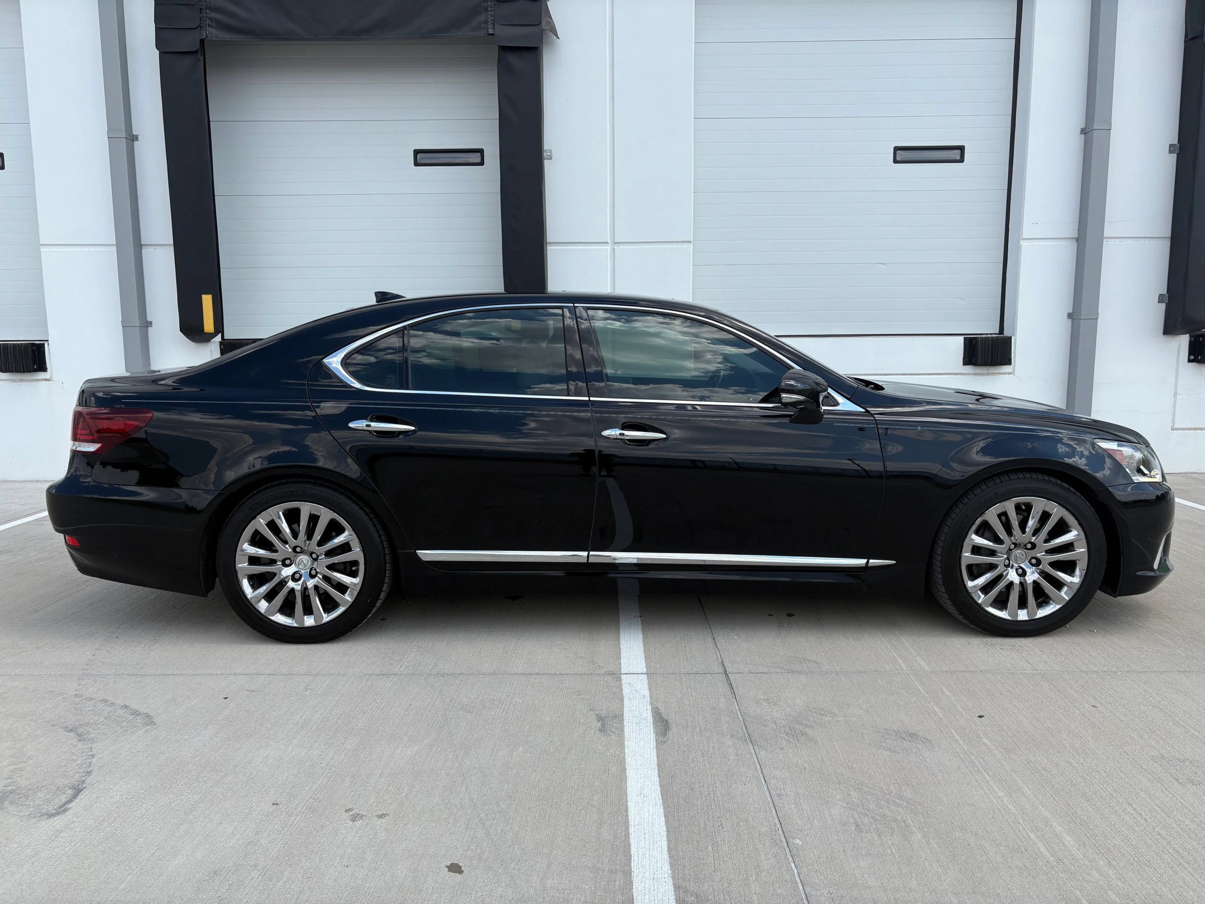 Used 2015 Lexus LS 460 w/ Ultra Luxury Package RWD image 2
