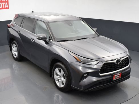 Used 2024 Toyota Highlander LE AWD/4WD image 24