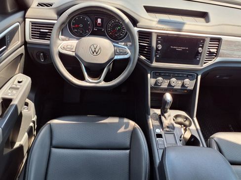 Used 2021 Volkswagen Atlas Cross Sport SE w/ Panoramic Sunroof Package FWD image 2