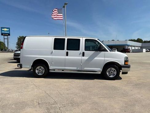 Used 2024 GMC Savana 2500 w/ Driver Convenience Package RWD image 4
