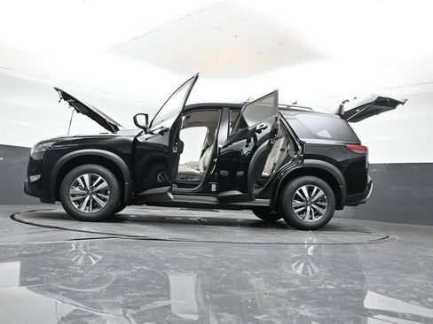 Used 2025 Nissan Pathfinder SL FWD image 32
