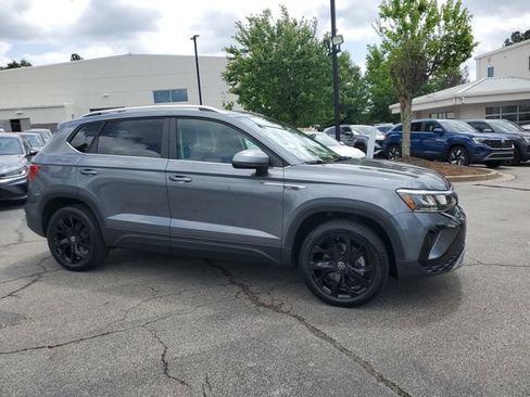 Used 2023 Volkswagen Taos SE w/ Black Wheel Package FWD image 3