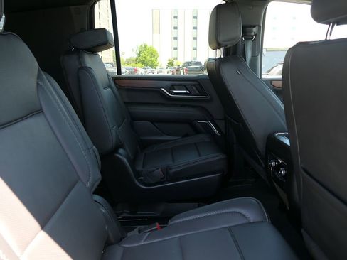 Used 2025 GMC Yukon XL Denali AWD/4WD image 23