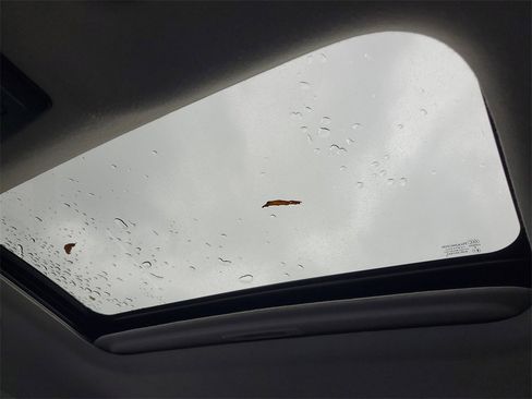 Used 2022 Nissan Sentra SR w/ SR Premium Package image 31