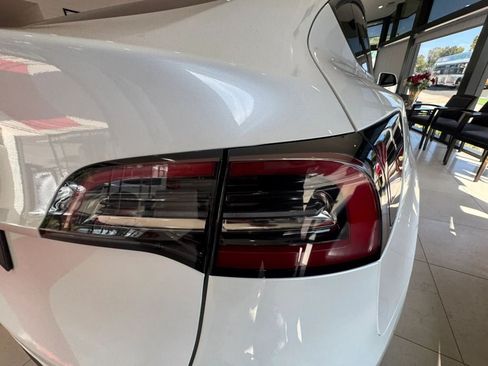 Used 2024 Tesla Model Y Long Range AWD/4WD image 21