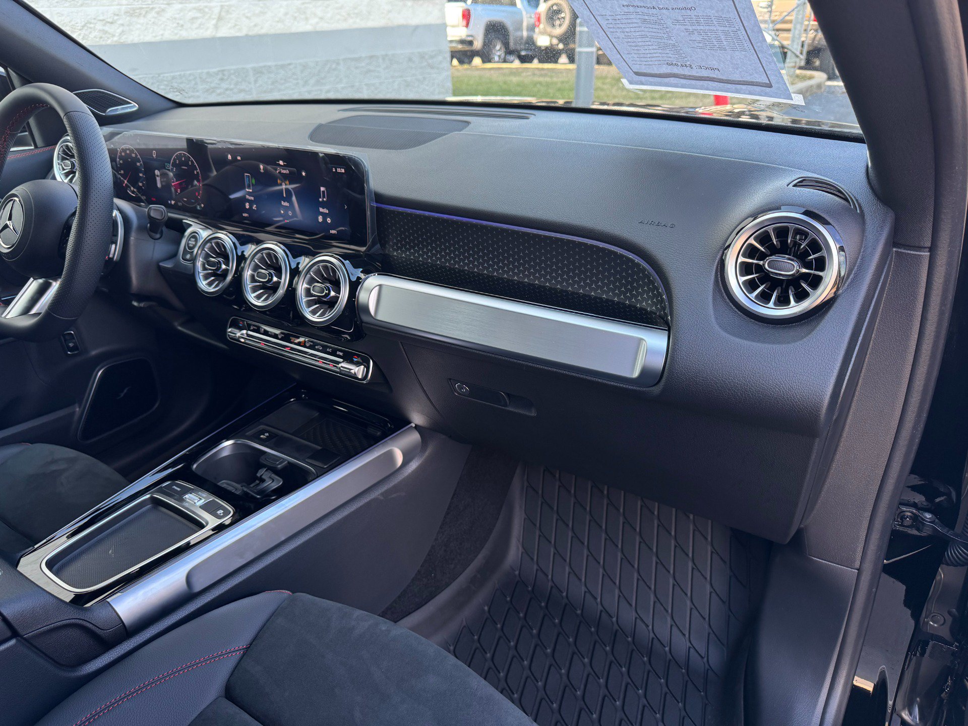 Used 2025 Mercedes-Benz GLB 250 w/ AMG Night Package image 23