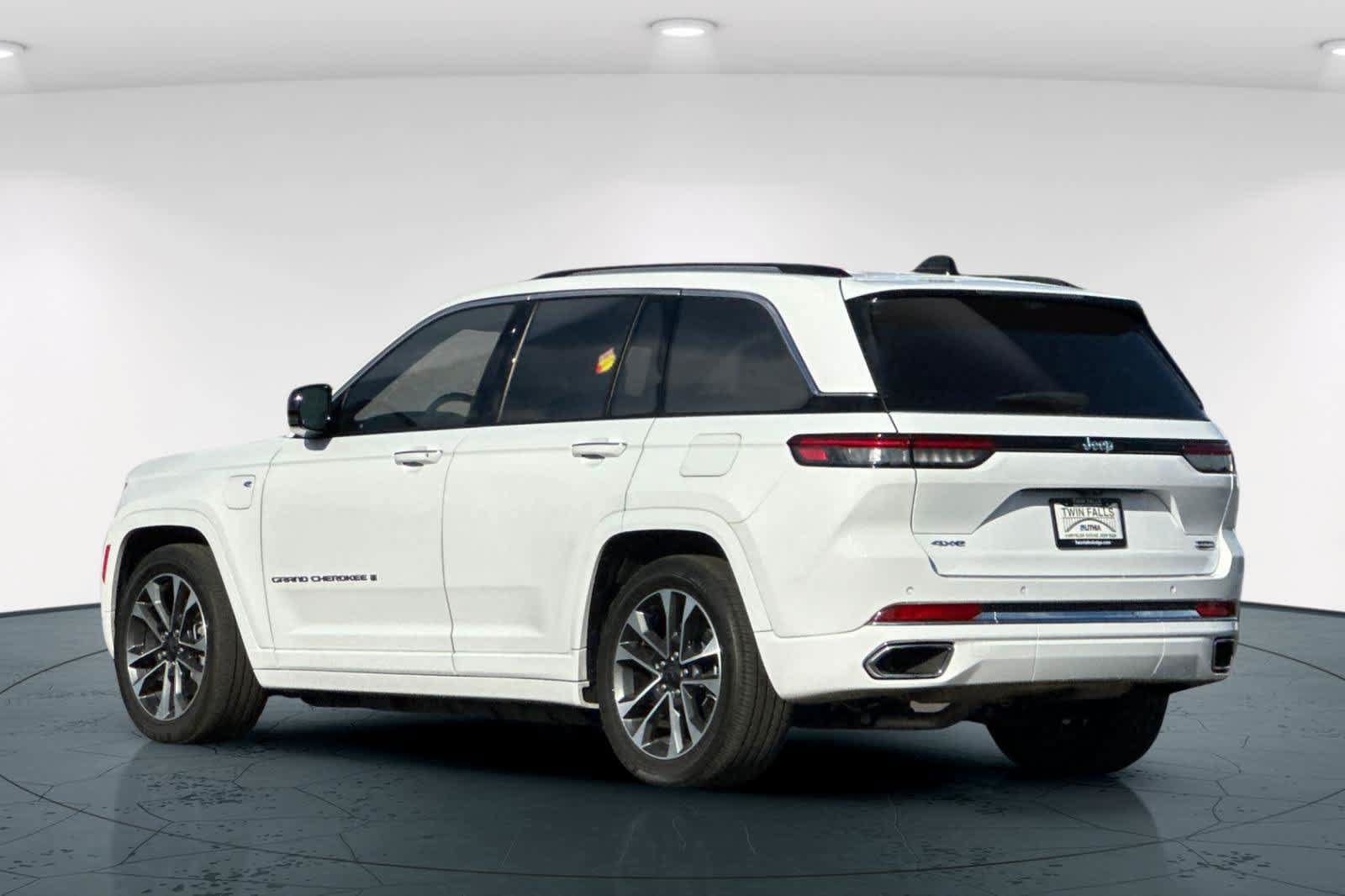 Used 2022 Jeep Grand Cherokee Overland w/ Luxury Tech Group IV AWD/4WD image 8