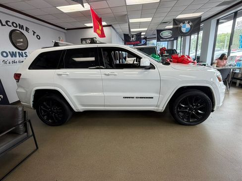 Used 2021 Jeep Grand Cherokee Laredo X AWD/4WD image 16