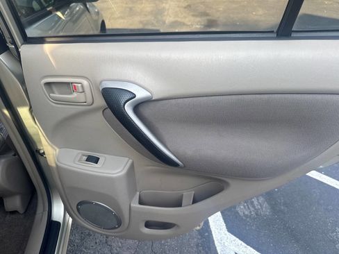 Used 2002 Toyota RAV4 4WD w/ Quick-Order Pkg image 12