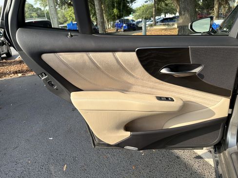 Used 2023 Lexus LS 500 w/ Accessory Package (Z2) RWD image 28