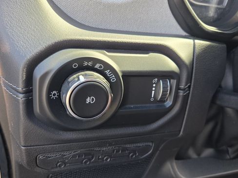 Used 2025 Jeep Wrangler Unlimited Sahara AWD/4WD image 30