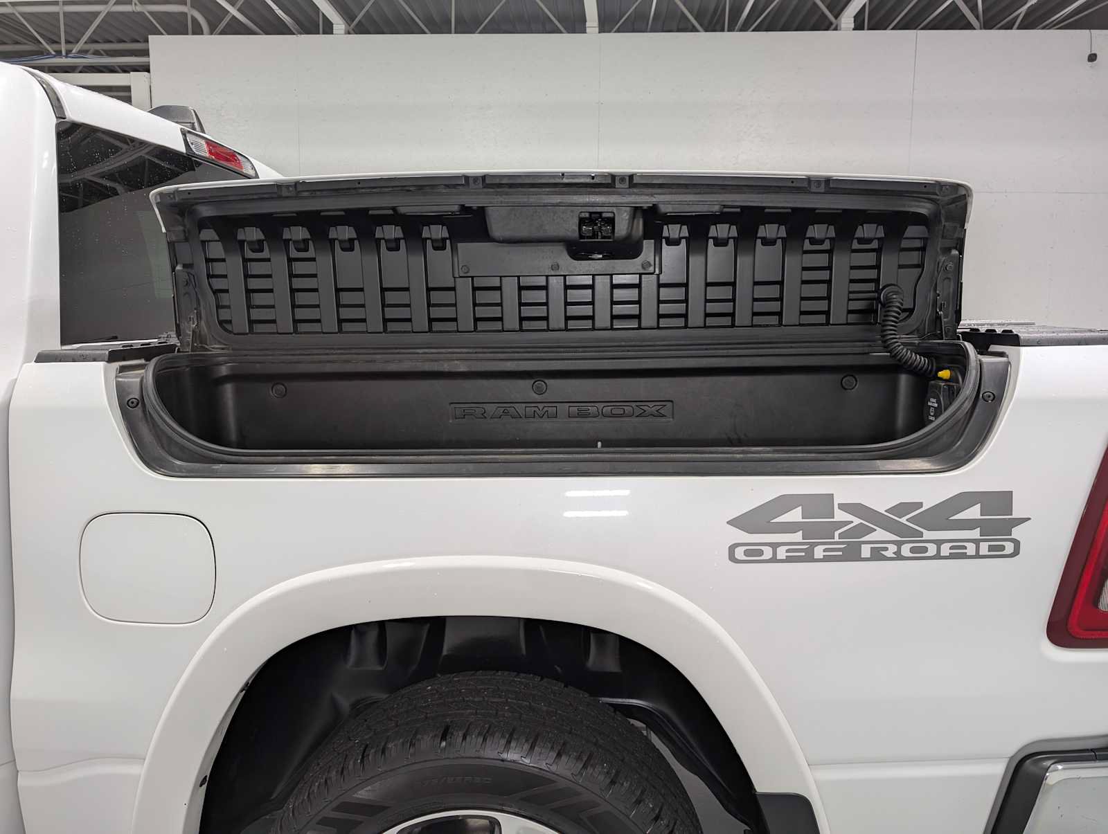 Used 2019 RAM 1500 Laramie AWD/4WD image 12