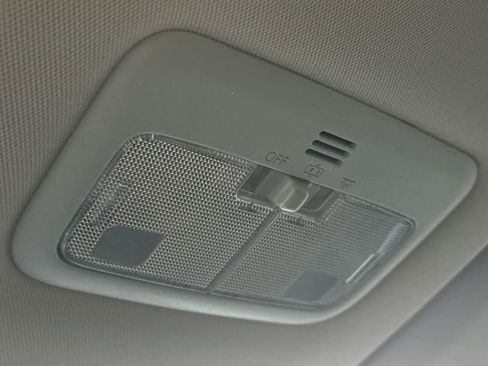 Used 2017 Toyota Corolla LE image 28