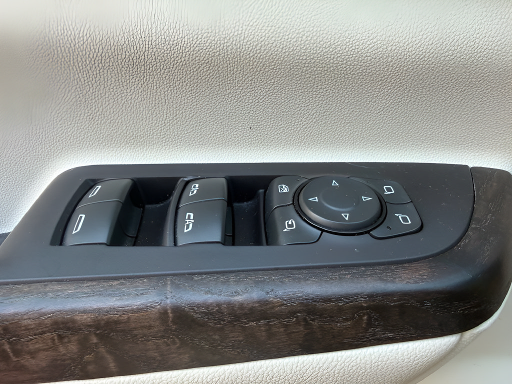 Used 2020 GMC Acadia Denali w/ Technology Package FWD image 25