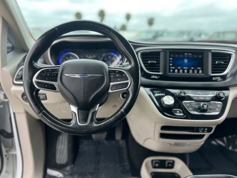 Used 2020 Chrysler Pacifica Touring-L image 11