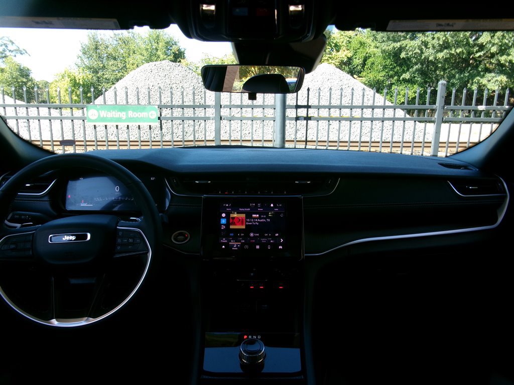 Used 2025 Jeep Grand Cherokee Altitude AWD/4WD image 14