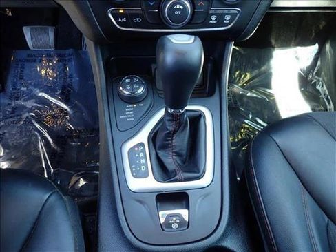 Used 2017 Jeep Cherokee Trailhawk AWD/4WD image 18