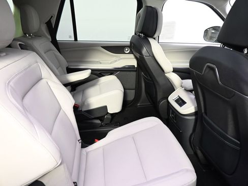 New 2026 Lincoln Navigator Reserve AWD/4WD image 18