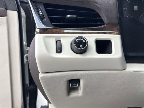 Used 2015 Cadillac Escalade Premium image 31