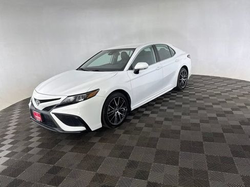 Used 2022 Toyota Camry SE FWD image 3