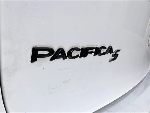 Used 2018 Chrysler Pacifica Touring-L Plus w/ Advanced Safetytec Group image 29