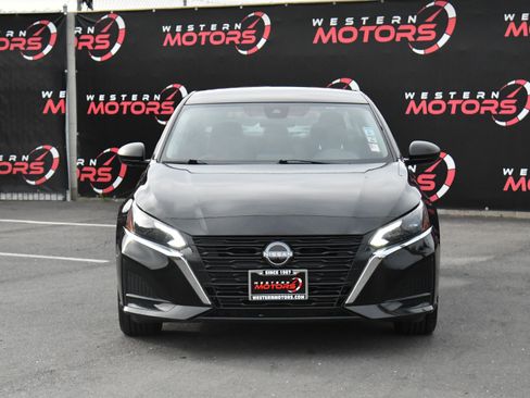 Used 2024 Nissan Altima 2.5 SV image 2